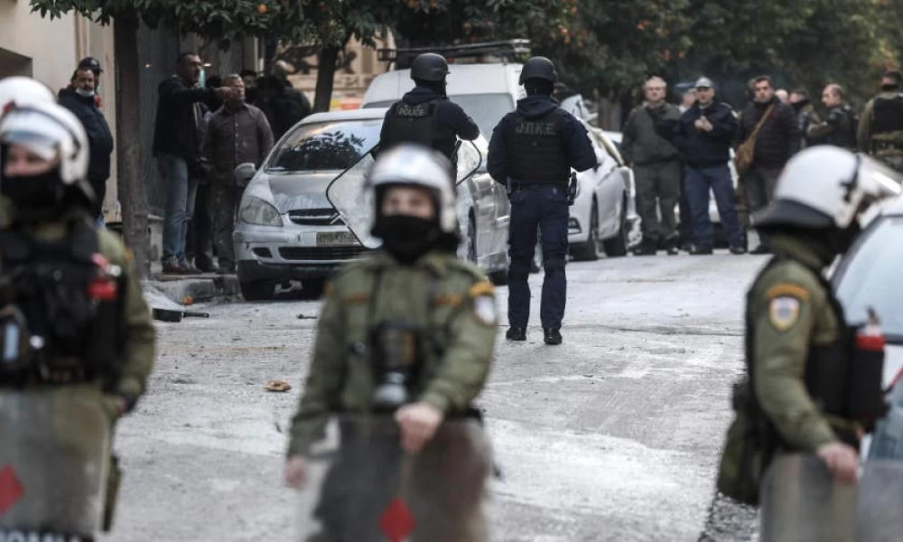 Ένταση στην Ευελπίδων: Συγκρούσεις διαδηλωτών με ΜΑΤ, χημικά και ρίψη νερού